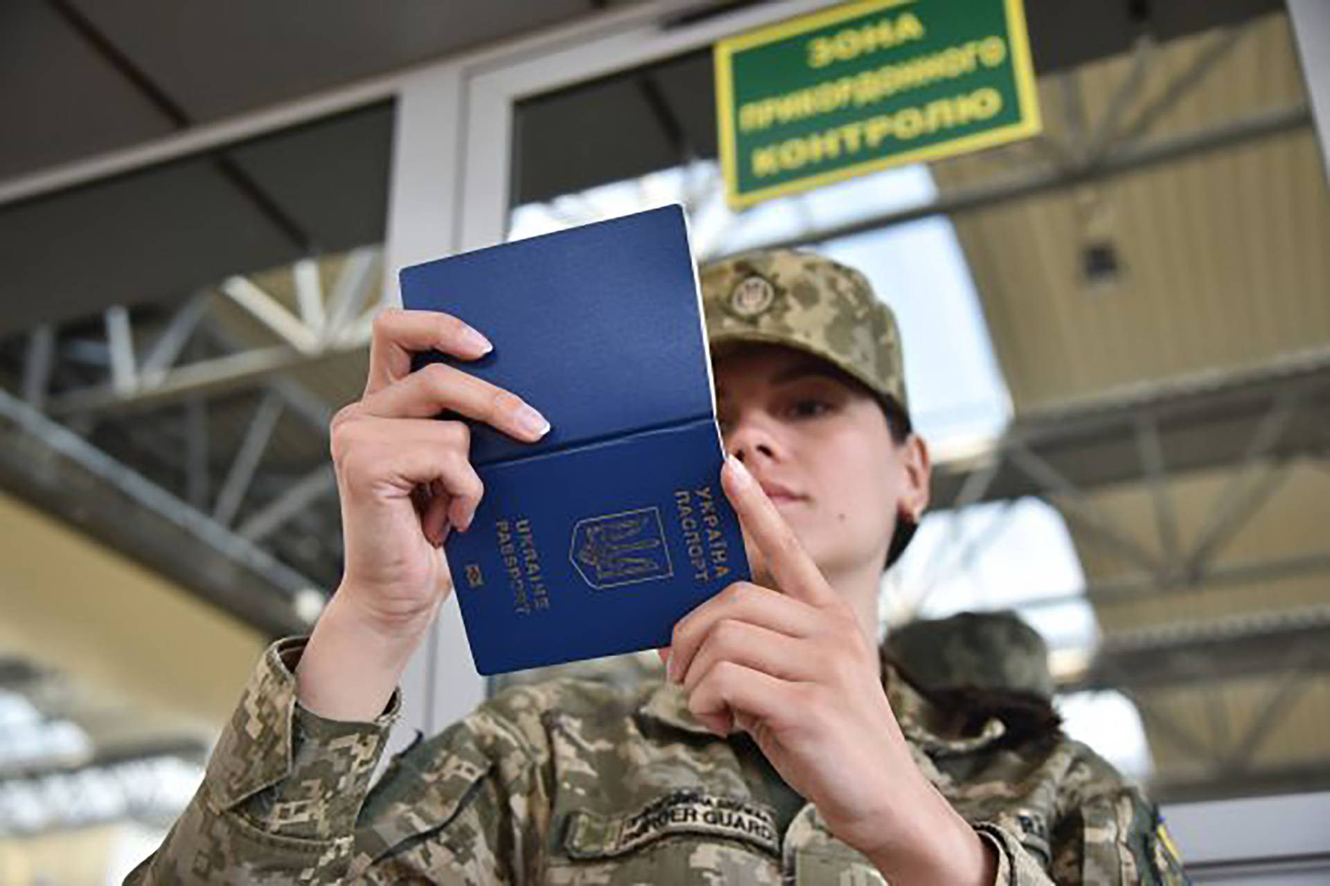 виїзд за кордон чоловікам віком 18–24 років: нові правила та умови