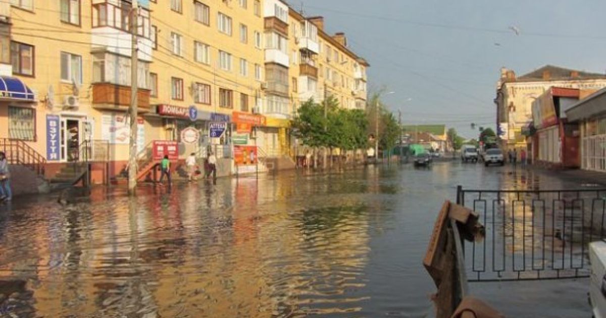 В Житомире подтоплено перекресток Грушевского — Покровская