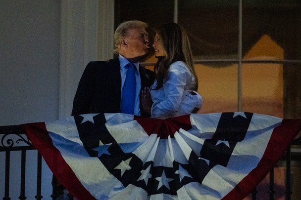 Дональд Трамп публічно поцілував Меланію Трамп: рідкісний жест ніжності на публіці